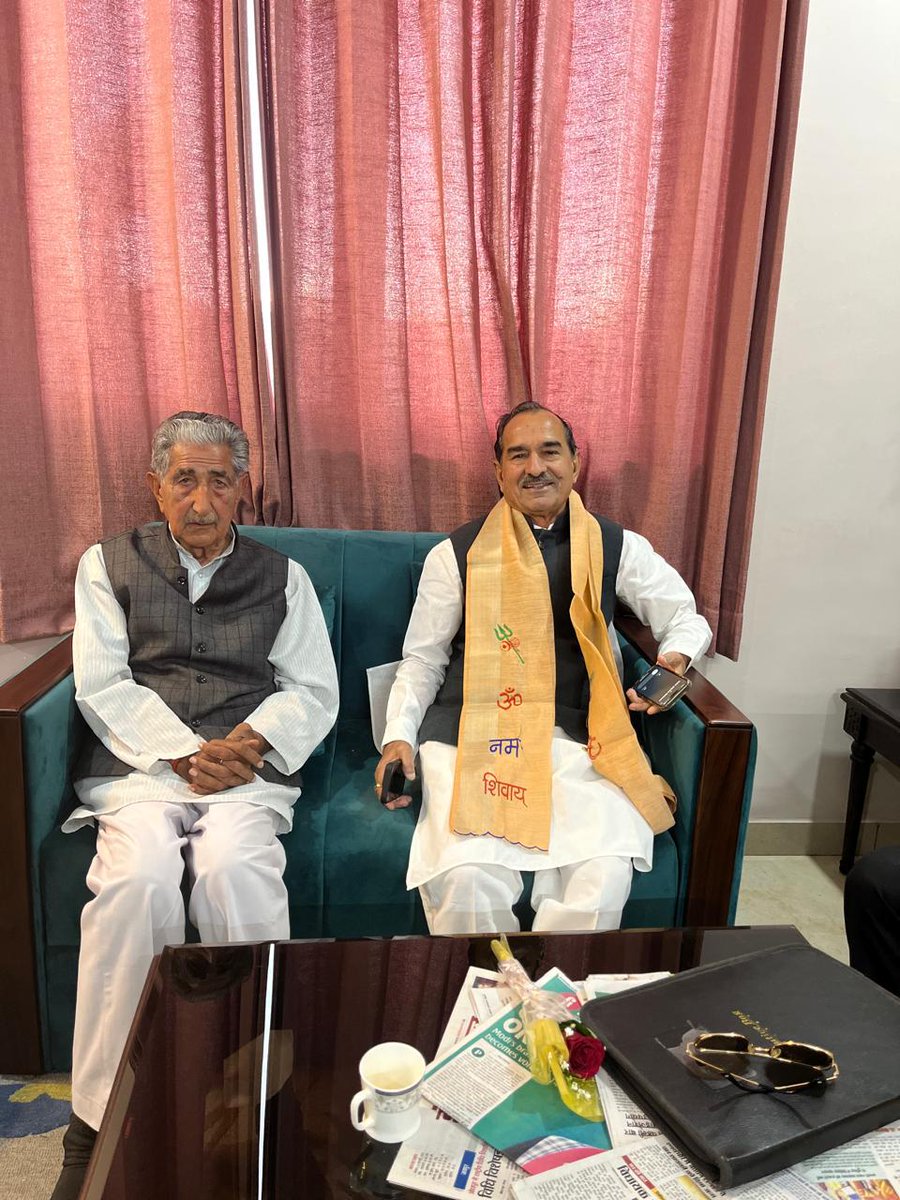 आज पिताजी श्री  नंदलाल जी पुनिया(पूर्व विधायक सादुलपुर) के साथ भाजपा प्रदेशाध्यक्ष श्री मदन राठौड़ जी से मुलाकात कर उन्हें दुबारा प्रदेशाध्यक्ष बनाए जाने पर शुभकामनाएं दी तथा क्षेत्र में संगठन की रीति नीति को मजबूत करने पर चर्चा की।
#मदन_राठौड़
#भजपा 
#मेरा_सादुलपुर_मेरा_परिवार