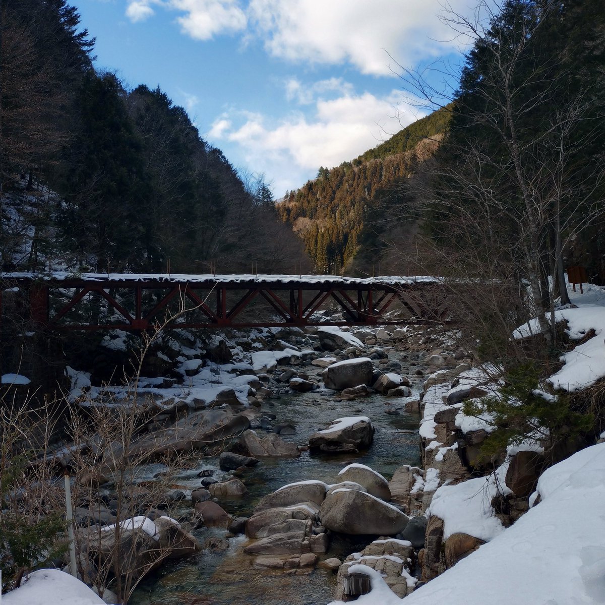 aterasou's tweet photo. 美しい阿寺渓谷を楽しんでいます。澄んだエメラルドグリーンの川と雪に覆われた岩のコントラストが素晴らしいです。心が静寂と自然の美しさに癒されます。道は、所々まだ凍っている箇所がありましたので、お越しの際はお気をつけください。
#阿寺渓谷 #自然の美 #心の癒し #絶景 #冬景色 https://t.co/0jNNScTDvW