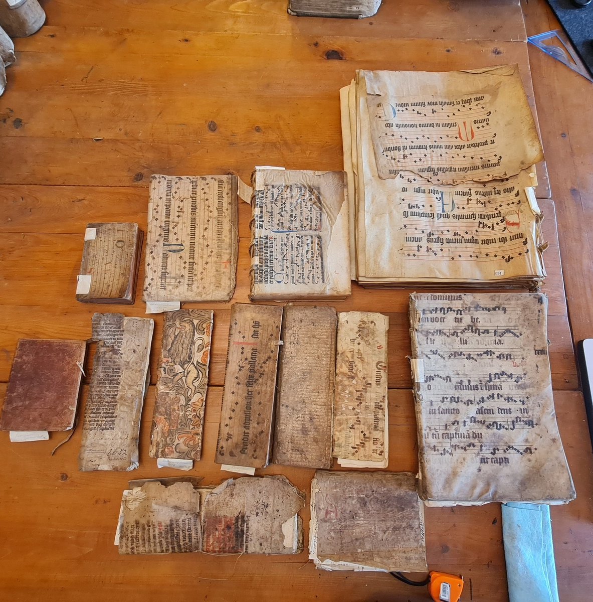 Découverte extraordinaire en Roumanie : une bibliothèque médiévale perdue a été retrouvée dans une église.

Des manuscrits des XIVe et XVe siècles, dont certains richement enluminés, témoignent de la vie intellectuelle et religieuse de l’époque. Détails dans ce fil 🔽