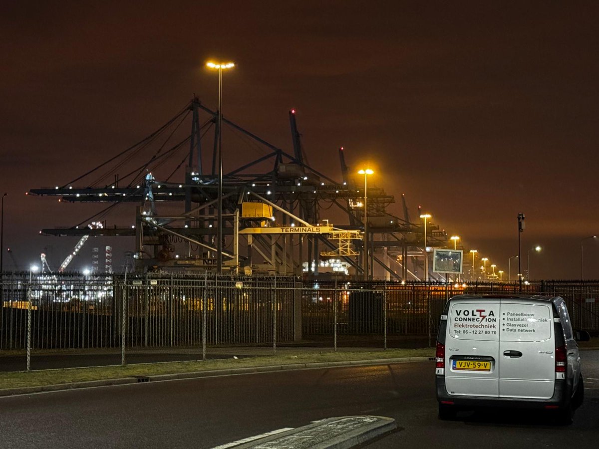 AHajjari's tweet photo. 📢 Actie in de Rotterdamse haven! Containerterminal Hutchison Ports Delta II op de Maasvlakte ligt sinds 05:00 uur volledig stil. Werknemers eisen dat het bedrijf de overgekomen cao-afspraken met FNV Havens nakomt. #GeenGarantieGeenDeal #FNVHavens @FNV https://t.co/Ishq0Wwx4T