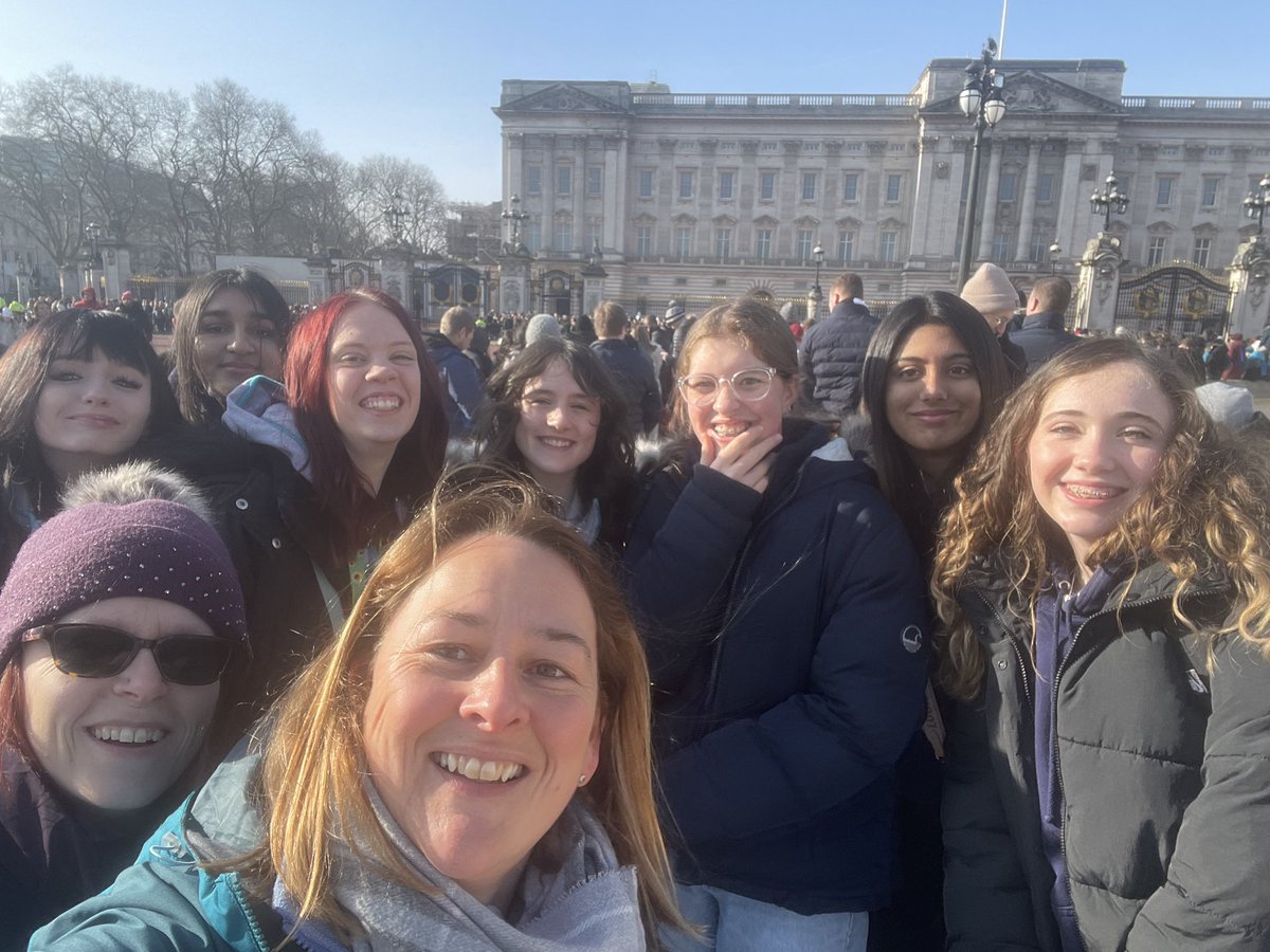 GirlguidingLeic's tweet image. 3rd Oadby &amp;amp; Wigston Rangers recently went to London &amp;amp; stayed at @Girlguiding’s ICANDO. It was a great base to explore giving them chance to visit the sights and even go to a musical!

Want to join us - bit.ly/GreatforGirls

#girlguiding #allgirlscandoanything #exploringlondon