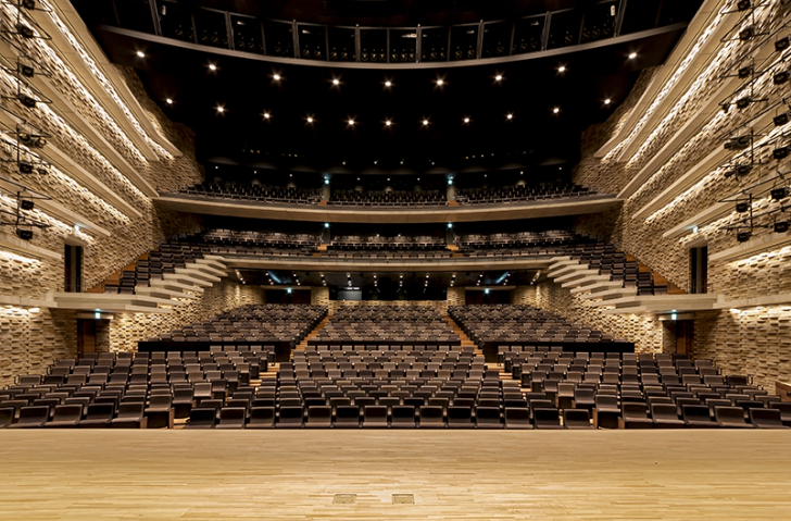 sanda_stella's tweet photo. #レディースコーラスフェスティバル 歌ってきました。　「枚方市総合文化芸術センター」  約1500席の大ホールです。心配した雪も無く、晴れ間ものぞく まずまずのスタート👌
皆で頑張った成果！　ご褒美の「レディースコーラス賞」も頂き、次の目標「#お母さんコーラス大会」にも弾みがつきました👍 https://t.co/bmxMNTW2RH