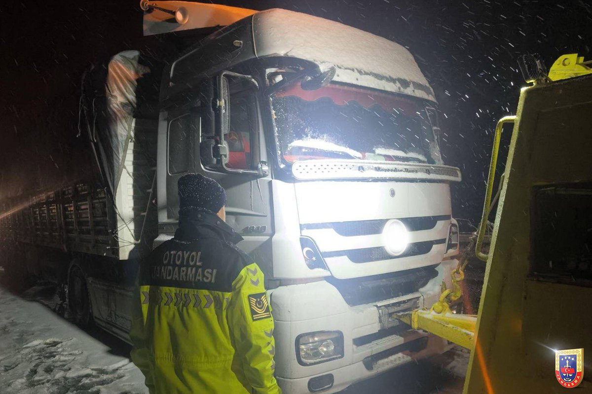 En karlı günlerde görevdeyiz
Milletimizle aynı gönüldeyiz❄️

Yurdumuzda meydana gelen yoğun kar yağışı ile birlikte denetimlerimize aralıksız devam ettik ve dün olduğu gibi bugün de vatandaşlarımızın yanında olduk.
📍Bayburt
📍Bingöl
📍Bolu
📍Bursa
📍Gaziantep 
📍Mersin
📍Sakarya
