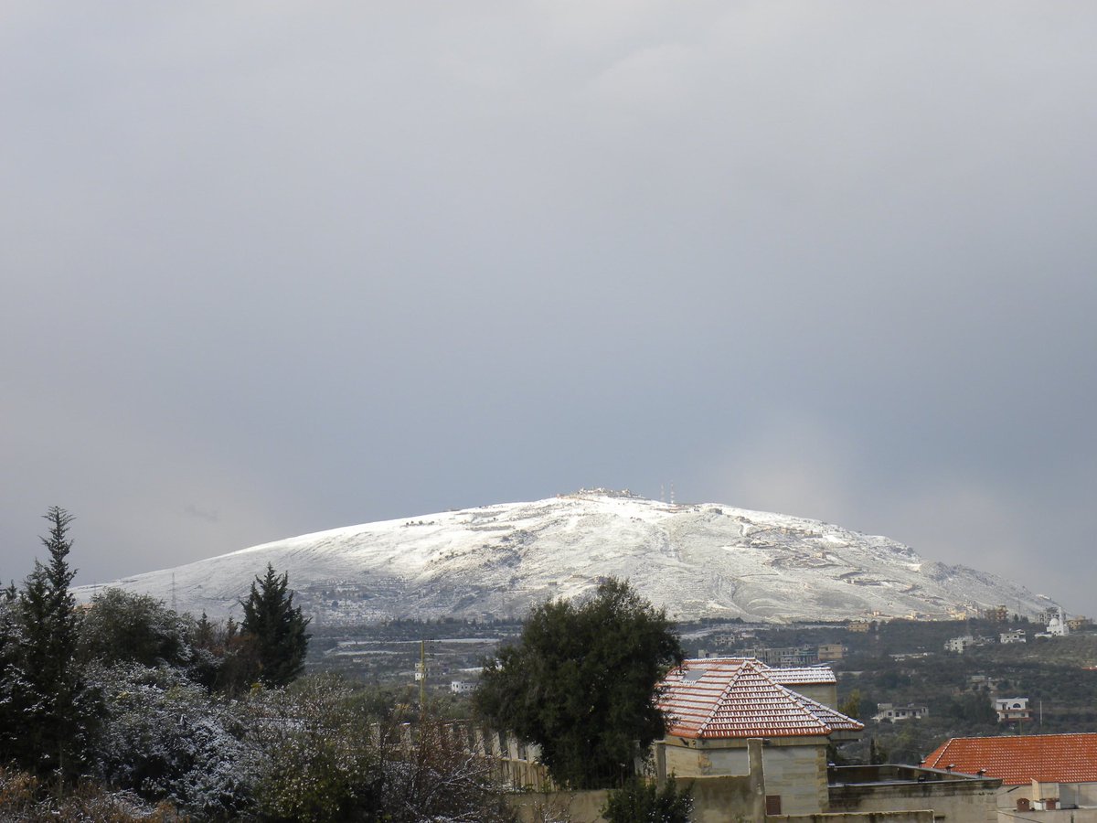 الغطاء الأبيض يلف جبل تربل في الشمال بشكل كامل لأول مرة منذ ١٩٩٢، صحيح ان التراكمات ضعيفة ولكن البرودة الهائلة سمحت بتساقط الثلوج حتى ارتفاع ١٠٠م في عكار والشمال.
تستمر الأجواء جليدية مع حرارة تسجل ادناها ٧ درجات تحت الصفر على ارتفاع ١٠٠٠م.
By @yara_mrhbi
#درب_عكار  #AkkarTrail