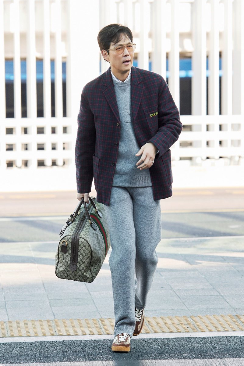 ElleMenThailand's tweet photo. #ELLEMENAirportLook รวมลุคก่อนเดินทางของเล่าแขกคนพิเศษของ @gucci ที่กำลังเดินทางไปร่วมชมแฟชั่นโชว์ FW25-26 นำทีมโดย #XiaoZhan #JinBTS #LeeJungJae #ParkGyuyoung #AustinLin และ @Billkin_Ent ในโททัลลุคจาก #Gucci

#ELLEMENThailand
#GucciFW25 https://t.co/jhj2kxX1bS