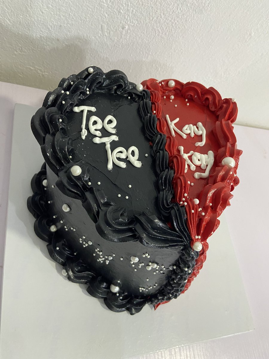 Tabis_bakehouse's tweet photo. Made for Tee &amp; Kay 😍

Flavors: Decadent Chocolate &amp; Red velvet
Frosting: Whipped cream
Size: 7
3 layers 

PRICE: 50,000

Please RT 🙏🏿 https://t.co/JFJibDk72k