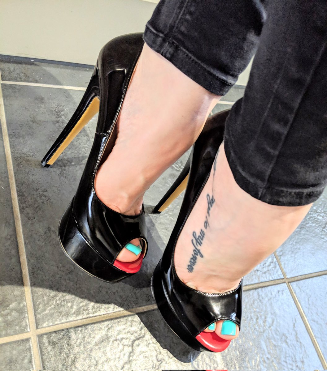 You want to worship them? Of course you do.

#heels #heelfetish #footfetısh