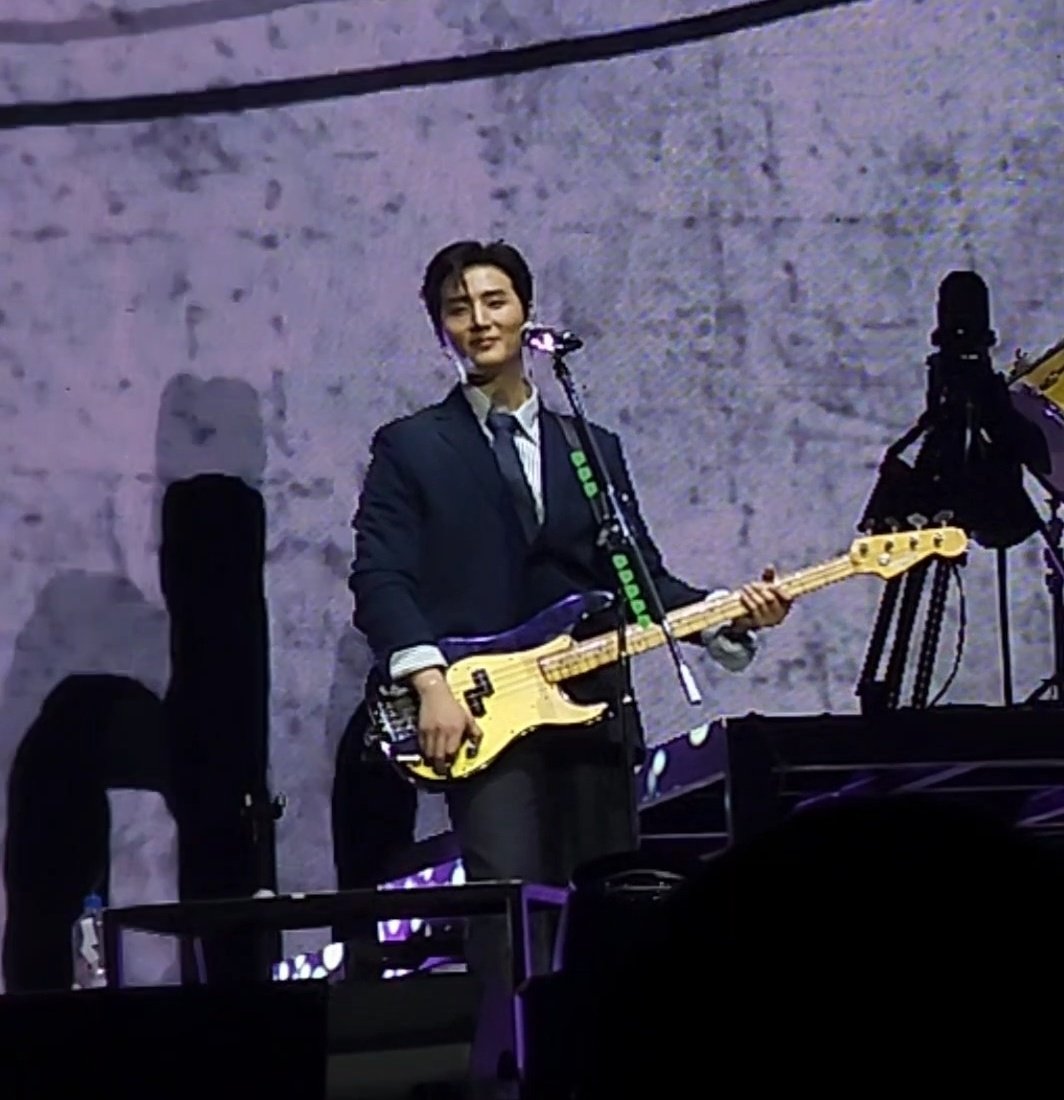 dkskyh_'s tweet photo. kakapanood ko lang zombie fan cam ng maayos and im wondering what was on youngk's mind when the crowd wasn't as loud sa zombie compared sa other songs? his soft smile tho na parang gets nya tayo kung bakit ang tahimik/emotional bigla. https://t.co/w0L1heoVMi