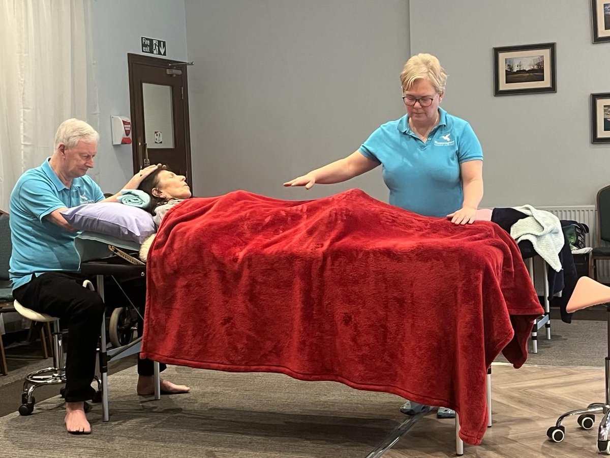 HummingbirdCSG's tweet image. Join us today from 10:00 AM to 1:00 PM at Great Hadham Country Club for a morning of support, connection, and relaxation. 💙

We also have Clare’s Green Light Therapy in reception, a gentle and soothing therapy to help you feel refreshed and balanced. 🌿

#HummingbirdSupport