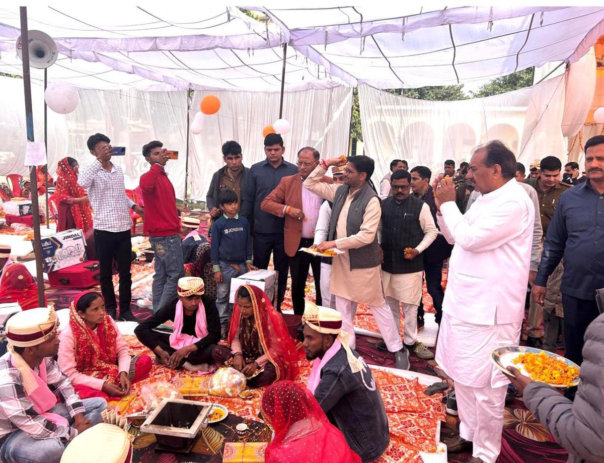 NewsNwi's tweet image. #amroha  तीन बच्चों का बाप निकला दूल्हा, सामूहिक विवाह समारोह में की शादी...आधार कार्ड देखते ही मच गया हंगामा, सचिव सस्पेंड, दूल्हा-दुल्हन पर मुकदमा दर्ज के आदेश
#WeddingControversy #SambhulkVivah #BrideAndGroomScandal #AadharCardRevealsTruth @amrohapolice