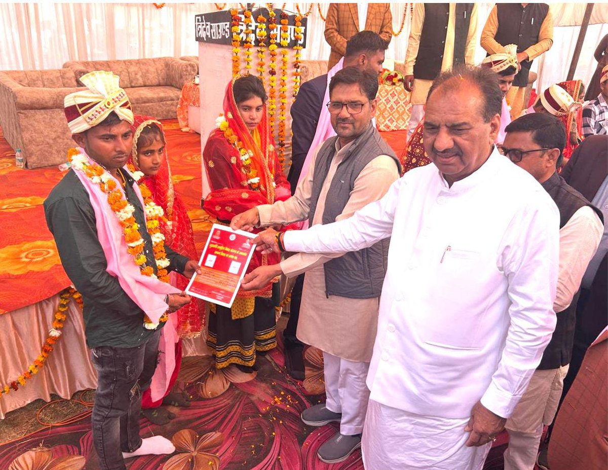 NewsNwi's tweet image. #amroha  तीन बच्चों का बाप निकला दूल्हा, सामूहिक विवाह समारोह में की शादी...आधार कार्ड देखते ही मच गया हंगामा, सचिव सस्पेंड, दूल्हा-दुल्हन पर मुकदमा दर्ज के आदेश
#WeddingControversy #SambhulkVivah #BrideAndGroomScandal #AadharCardRevealsTruth @amrohapolice