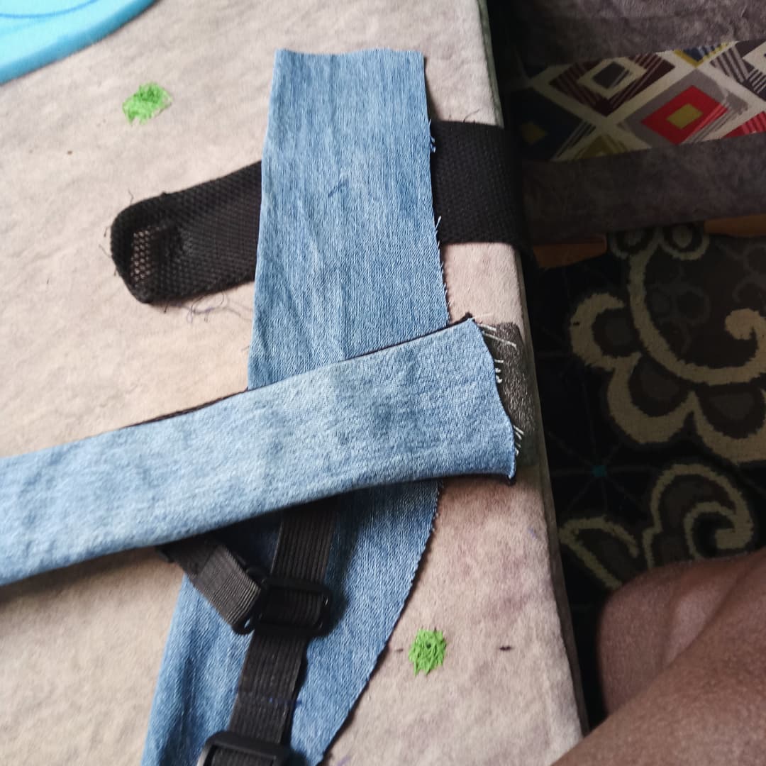 H45_OFFICIAL's tweet photo. Exciting project. Custom making a puffed guitar bag for Nyamusi; Wishing you all the best in your music career 🙏🏾.Upcycled from a dangaree skirt and pair of black and blue denim  trousers.  🍄Thanks for believing in HC for all your fashion transformations . https://t.co/N0iMMoaewM
