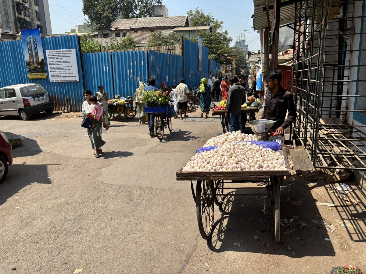 anil_chheda's tweet photo. Hawkers are blocking the road as well as gates of our building Chheda house and Roshan manzil on bazar road Bandra West near Jain mandir pl take action https://t.co/vLu0kwtQcz