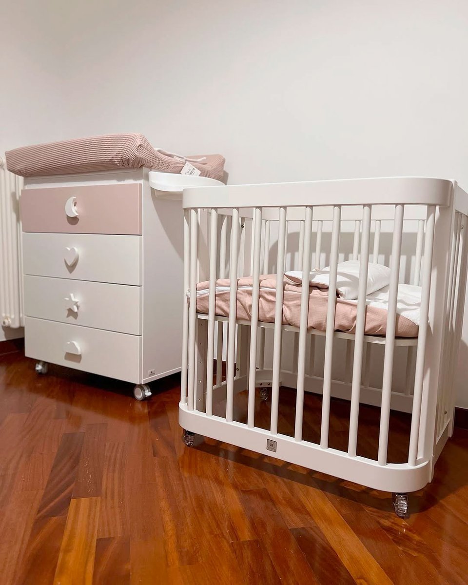 alondrababyroom's tweet image. Tener todo organizado y a mano hace la #maternidad más fácil 💕 Este mueble 3en1 (cómoda 🧴, cambiador🩲 y #bañera 🛁) es ideal para esos momentos clave como el baño o el cambio de #pañal, sin dejar solo al bebé ni un segundo.
Y con la minicuna CREA BIANCA + textil Cremarosa ya😍