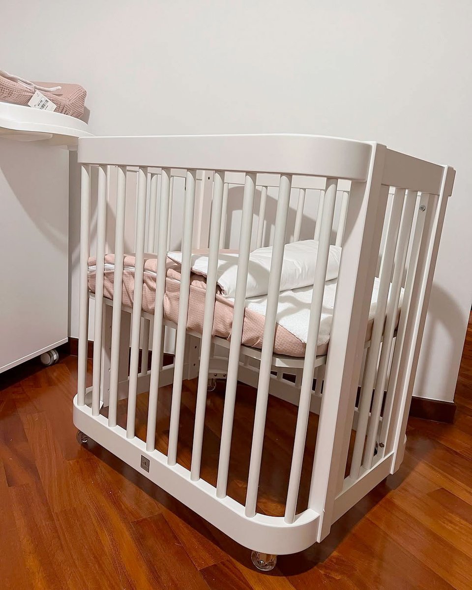 alondrababyroom's tweet image. Tener todo organizado y a mano hace la #maternidad más fácil 💕 Este mueble 3en1 (cómoda 🧴, cambiador🩲 y #bañera 🛁) es ideal para esos momentos clave como el baño o el cambio de #pañal, sin dejar solo al bebé ni un segundo.
Y con la minicuna CREA BIANCA + textil Cremarosa ya😍