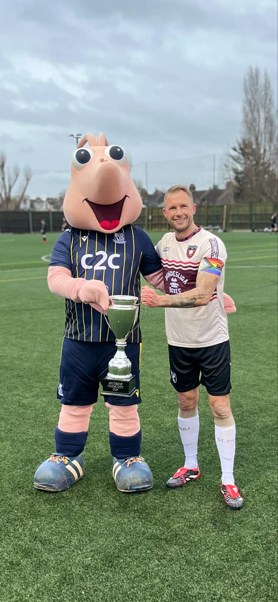 Pleased to attend this wonderful charity football match between <a href="/FarkeKnights/">The Farke Knight Rises 💛🖤</a> &amp; <a href="/StPauliOnSea/">StPauliOnSea</a> raising £420 for <a href="/SouthendFoodBan/">Southend Foodbank</a> 

St pauli on sea were the winners but you will all agree the real winners are Southend Foodbank 👏 🍤  💙