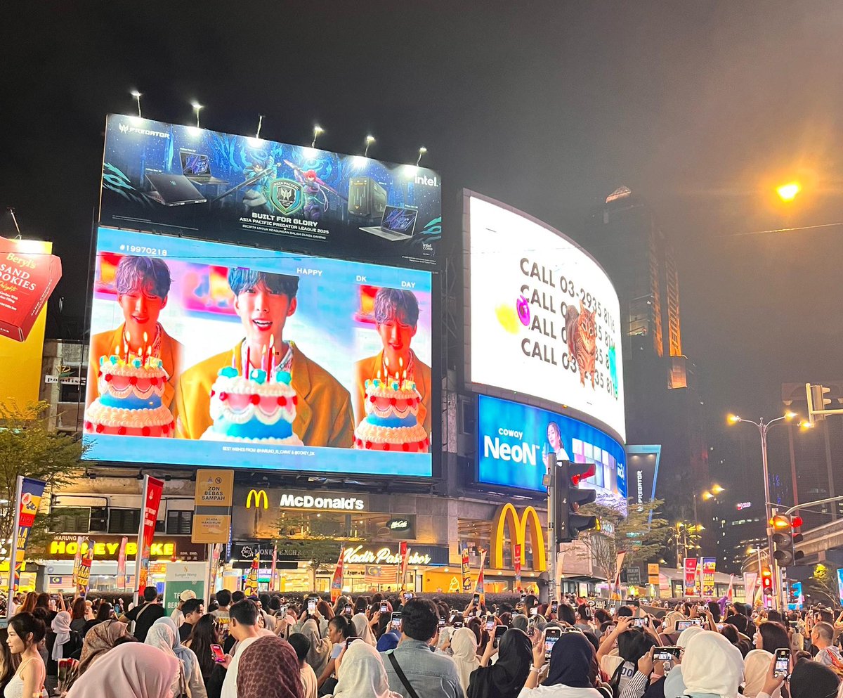Husband updated that he was too shocked sebab ramai sangat orang tunggu kat billboard tu. Dia ingat ada kpop group passed by (I was attending Infinite's concert that time 🤣)
