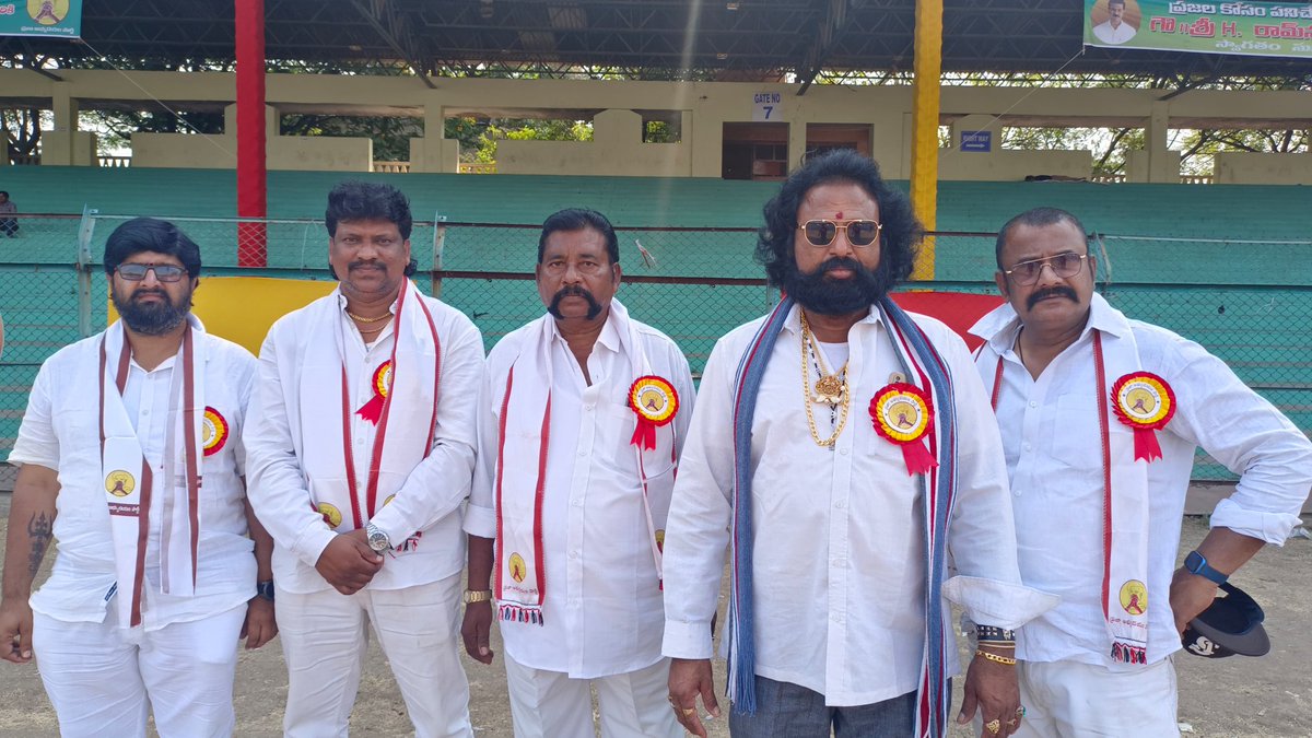 Darshan_Ysj's tweet image. రాంచరణ్ గేమ్ ఛేంజర్ సినిమా టీం తమను మోసం చేసిందని పోలీస్ స్టేషన్లో ఫిర్యాదు 

350 మందికి రోజుకి రూ.1200 ఇస్తానని ఒప్పుకొని డబ్బులు ఇవ్వట్లేదని గుంటూరు పోలీస్ స్టేషన్లో ఫిర్యాదు చేసిన ఆర్టిస్ట్ తరుణ్

ఫంక్షన్ కి వెళ్లావ్ గా న్యాయం చేయలేవా @PawanKalyan

#GameChanager
#PawannKalyan