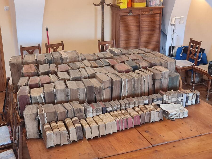 Limportant_fr's tweet photo. Roumanie. Cachée dans le clocher d'une église de Transylvanie, une bibliothèque médiévale oubliée révèle des trésors du IXe siècle https://t.co/grTKugl4Fh #Culture https://t.co/lfSLI21ByG