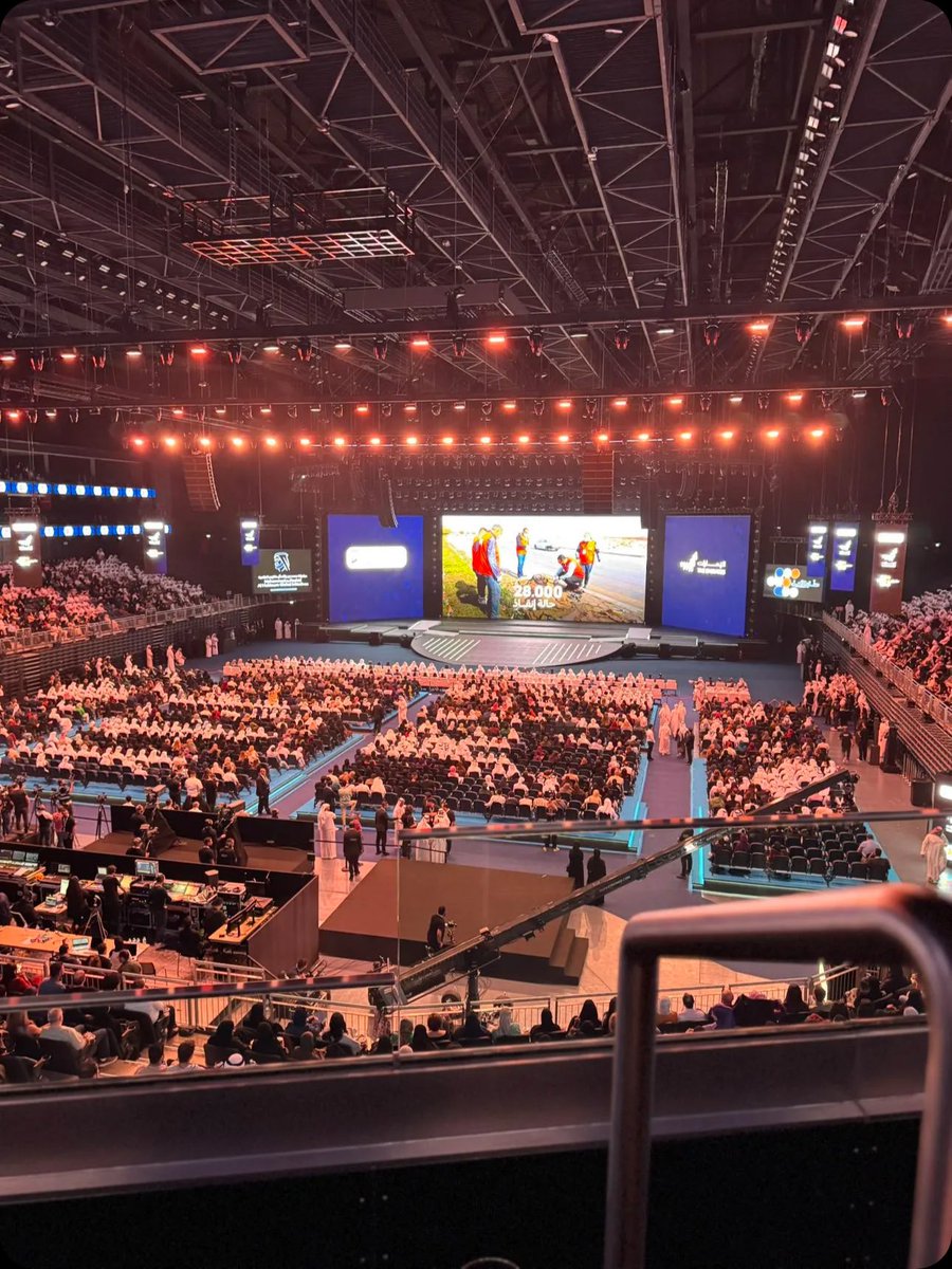 مبادرة الأمل في #دبي كانت أكثر من مجرد حدث، كانت رسالة بأن العطاء والإيجابية يصنعان فرقًا حقيقيًا. لحظات ملهمة في #كوكاكولا_أرينا جمعت قلوبًا تؤمن بأن الخير دايمًا يرجع بأجمل صورة✨ #مبادرة_الأمل #HopeInitiative