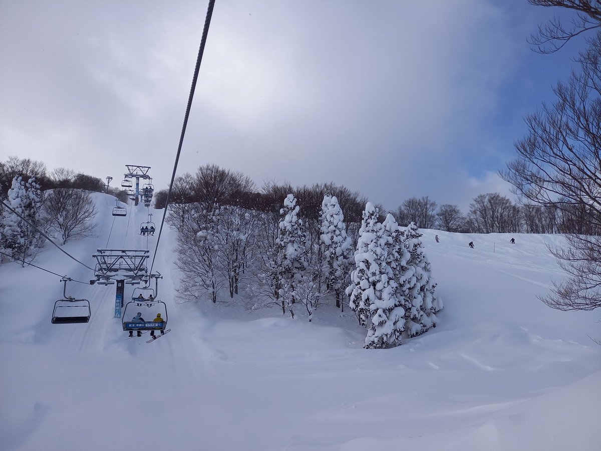 Cazetiers3's tweet photo. 帰省2日目、ガーラ湯沢に来た❗30年近くぶりかな、新幹線でSKI  SKI ！ https://t.co/NHJgbJOdKl