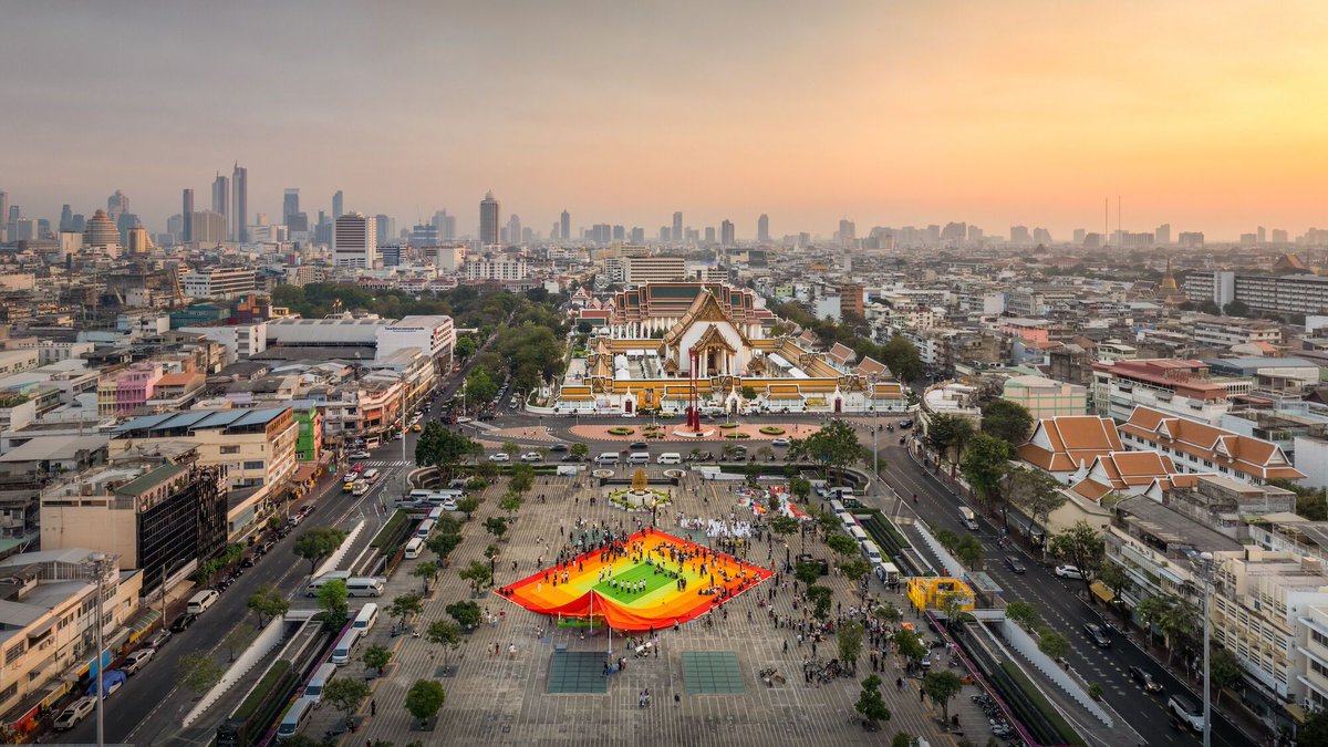 Archello's tweet image. MVRDV’s (@MVRDV) Mega Mat at Bangkok Design Week transforms 532 recycled plastic mats into a vibrant, modular public space, raising awareness of Thailand’s plastic waste crisis.
buff.ly/3QwdGCx

#RecycledDesign #SustainableUrbanism #CircularMaterials