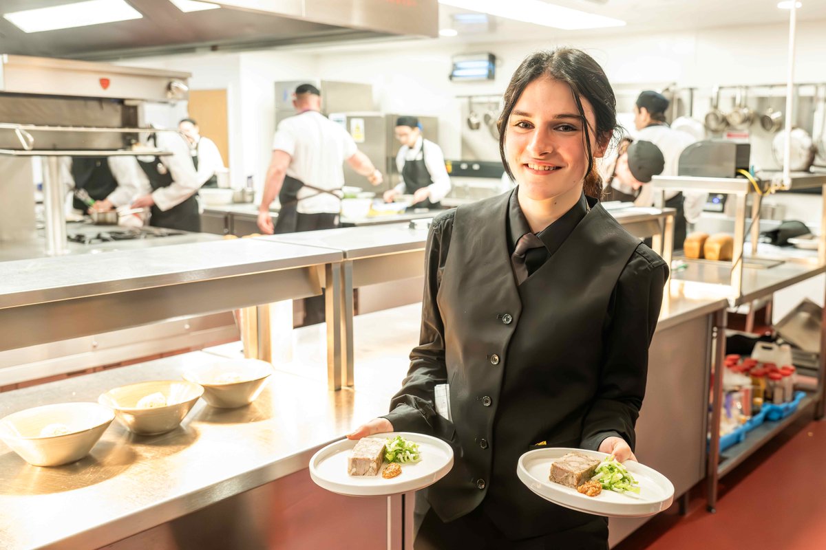 We’re thrilled that the Debut Restaurant has again earned a ‘Highly commended’ AA College Rosette, with some fantastic feedback from the inspector! 🍽️🍷🏅🎉

See our latest lunch and dinner menus: ccn.ac.uk/debut/