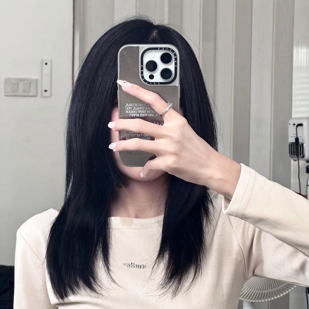 yoxrgravity's tweet photo. มีคนหลังไมค์ถามเรื่องทรงผม + hair care เย้อะมาก จะบอกว่าคนตัดวูฟคัทยาวก็ม้วนลอนสวยๆได้นะ พอเซ็ตแล้วผมดูหนาขึ้นด้วย 🤏🏻 เดี๋ยวแปะ hair care ให้ด้วยคับ ตัวช่วยให้ผมหายบาง 🥹 https://t.co/pfiNRtb4GL