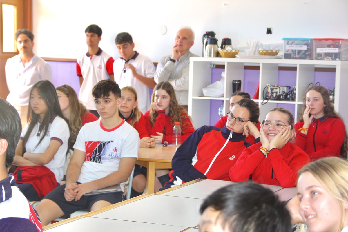 colegioarenasur's tweet photo. 🎓✨ ¡Construyendo el futuro! Nuestro alumnado de 4º ESO y Bachillerato ha participado en las Jornadas de Orientación Educativa, con la visita de universidades de prestigio y profesionales que han compartido su experiencia. Inspiramos y guiamos su futuro! 🚀📚 #bestschool https://t.co/k8D9nAtuk3
