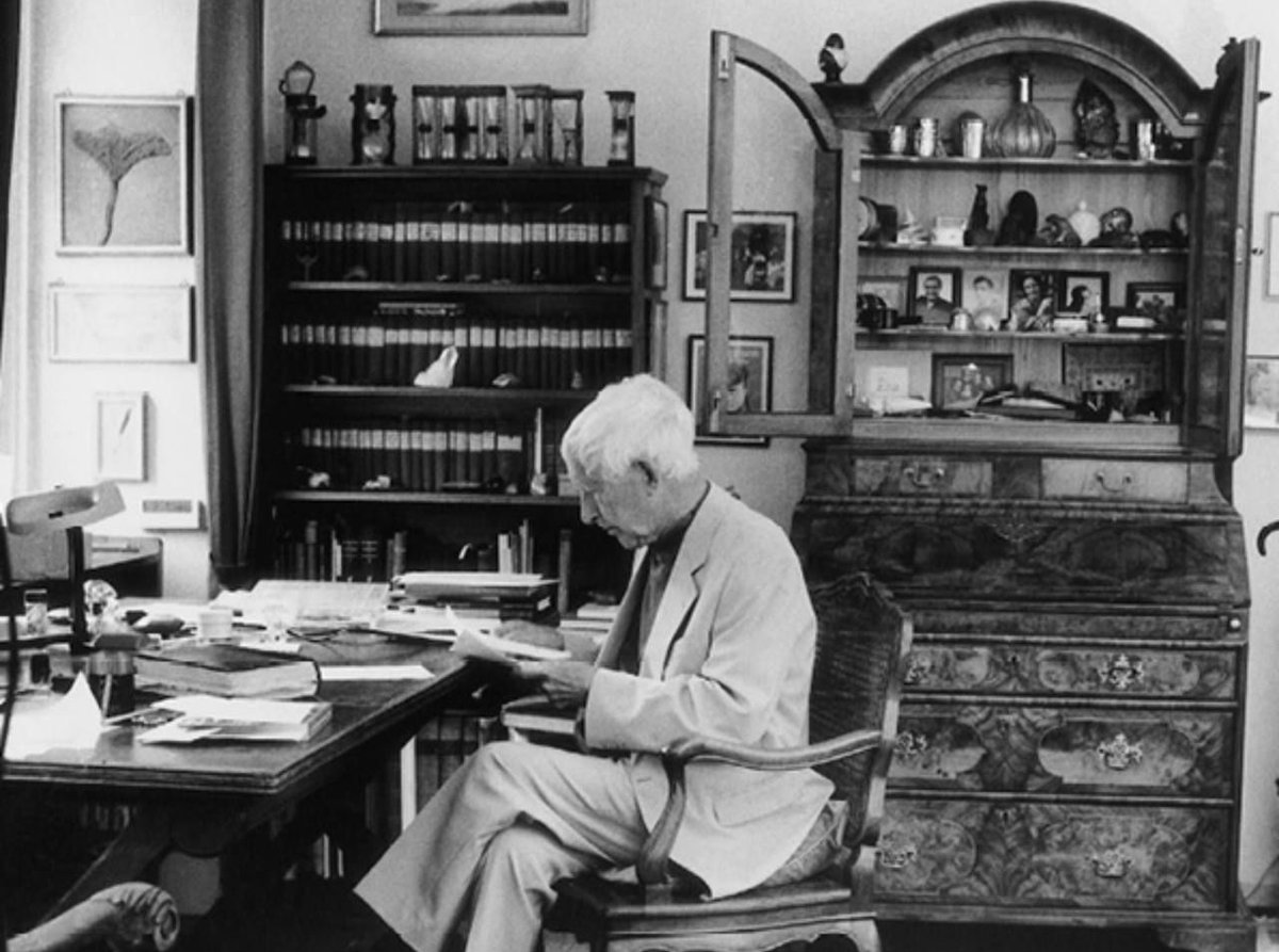 Biblioteca1919's tweet photo. Più cresce il panico, più è edificante l'immagine di un uomo che rifiuta di piegarsi al terrore.

Ernst Jünger https://t.co/UynUl8A31F