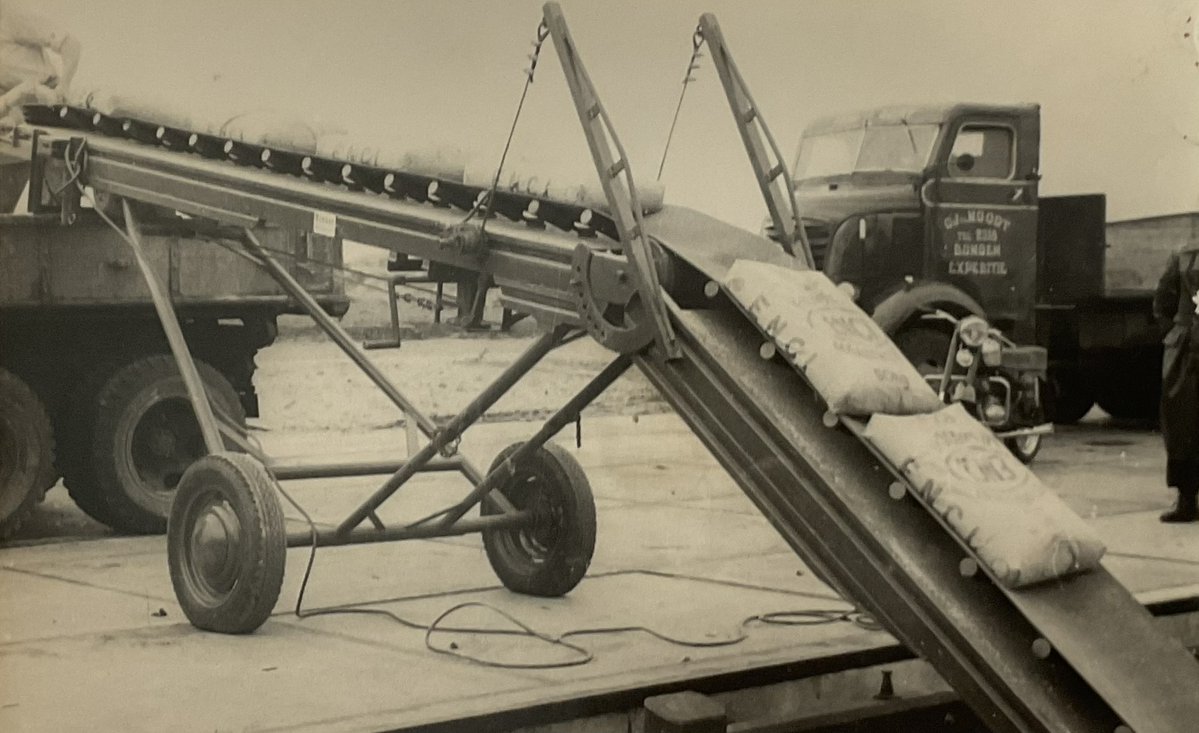 Behalve in de landbouw is Visser ook al meer dan 120 jaar actief in de industrie.  Zoals hier in de jaren 60  bij het verladen van zakjes betonmortel van 'ENCI', tegenwoordig onderdeel van <a href="/hd_materials/">Heidelberg Materials</a>