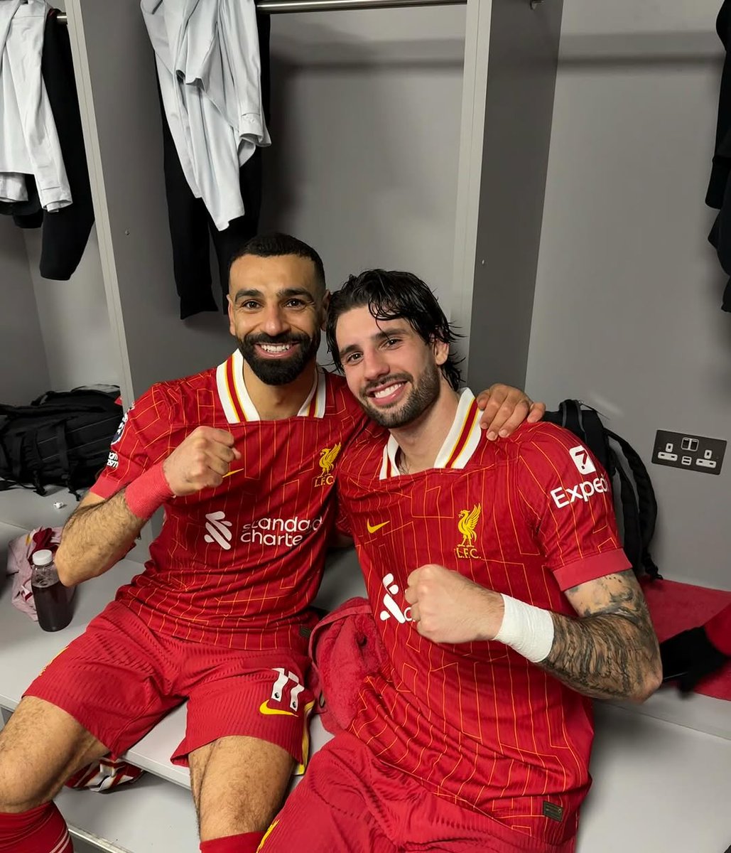PapiiKennyy7's tweet photo. A very beautiful morning from 20 times league champions Liverpool. It feels so good to be 11pts clear on top of the table. We only need 6 more wins. We are going for the treble Carabao, Premier League and Champions League titles! ❤️⚽ 

#LFC https://t.co/ClohRSiCRD