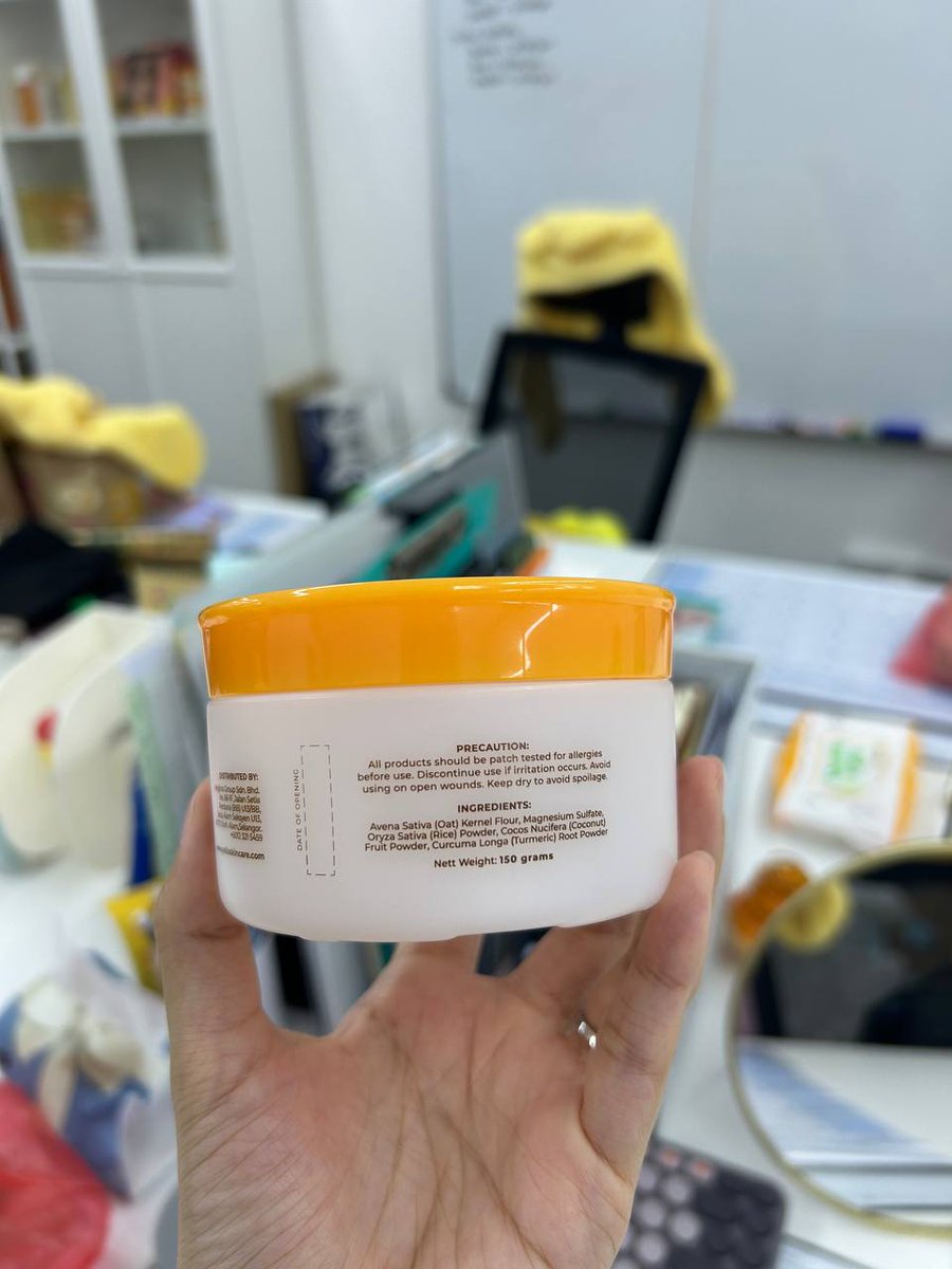 yelloskincarehq's tweet photo. "Sunny, otms ni fake ke? Kenapa packaging dia lain daripada yang I beli before ni?"

Soalan ni yang Sunny selalu dapat lepas batch otms yang baru dah sampai.

Tak, ni bukan fake tau Fello. Kita cuma tukar design packaging sahaja😘 https://t.co/b4fD8LU4B4