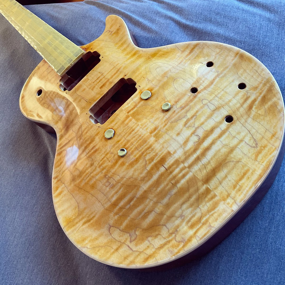 hakym0000's tweet photo. 振替休日の本日の磨き作業ここまで。続きは次の週末に。#ギター #guitar #refinish #polishing #lespaul #precisionguitarkits https://t.co/utA845xEz5