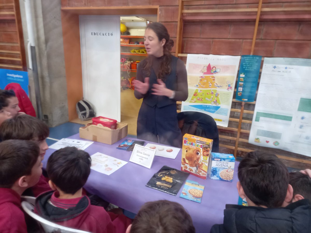 GrupNUCOX_UIB's tweet image. 🚀✨ Dr. Silvia García at the Women and Girls in Science Fair! 🔬🥦
Last Friday, Dr. Silvia García joined the Women and Girls in Science Fair at Sant Josep Obrer with a special booth all about nutrition. 🥗💡
#WomenInScience #Nutrition #ScienceForEveryone #Health