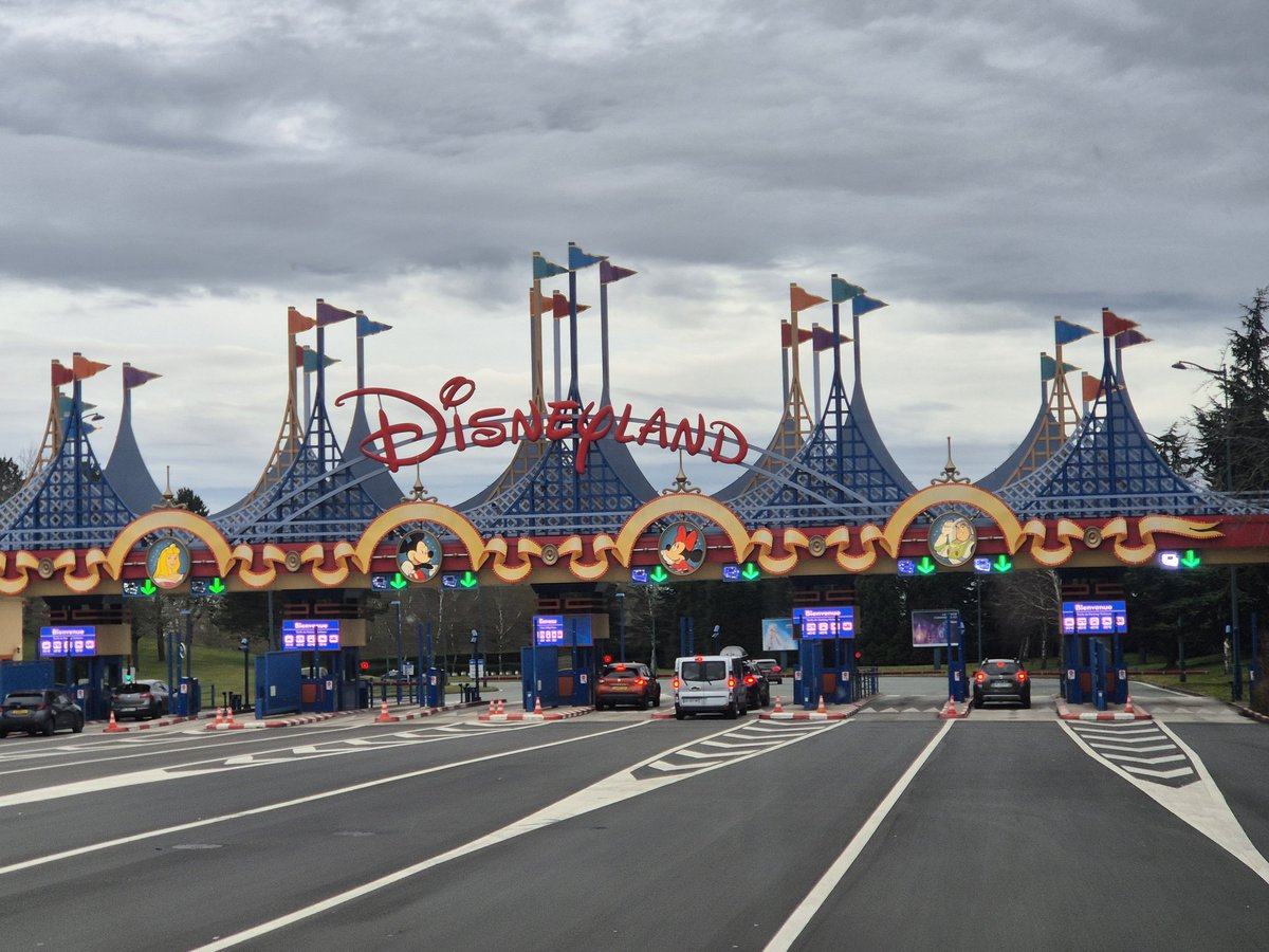 TWYCompSci's tweet photo. Arrived at Disney - all very excited @EuroStudyTours @TwynhamSchool #ComputingLive #MediaLive https://t.co/TghMASnR5q