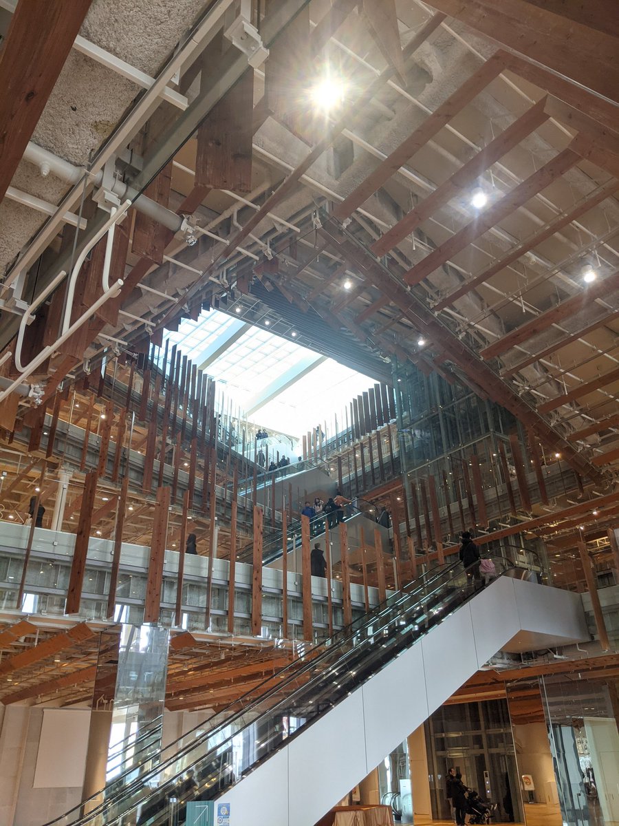 shigezo117's tweet photo. 元日本一周勢の友達たちと富山旅行してきた！
俺のワガママで念願の富山市立図書館と富山ブラックの美味い店に連れてってもらえて嬉しかった...🥹
旅中は水害で立ち寄れなかった分、きっちり富山観光できたはず。笑

宿泊先な寄処さん @yosuga23811748 もお世話様でした！
また来ます！ https://t.co/RhDcGG9AFf