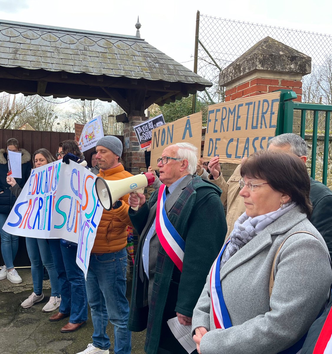 romain_lemoigne's tweet image. Aux côtés des élus et parents d’élèves de Bessé-sur-Braye, pour dire non à la fermeture de #classe dans l'école Paul-Segretain.

Une décision d’autant plus inique que l’effectif de l’#école augmentera à la rentrée.

Le @RNSARTHE72 dit NON aux 33 fermetures de classes en #Sarthe !