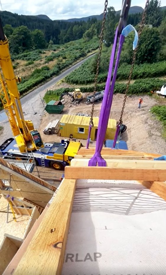 ⌛From start to finish, watch as we place a roof panel in under 6 minutes—the time it takes to make a coffee! ☕ youtube.com/watch?v=6JPgvy…

Our off-site #construction method means standardised components are delivered to the site clad and ready for assembly.
#modularhouse #prefab