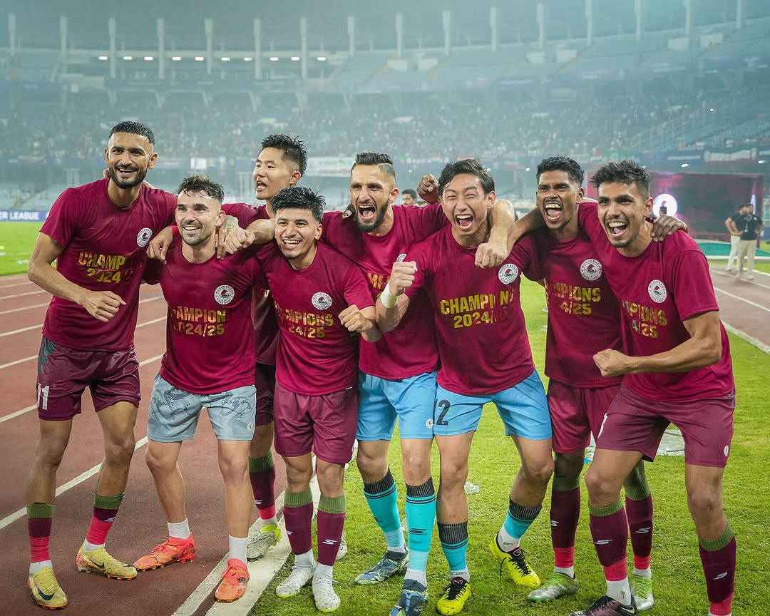 BMTOfficial2019's tweet photo. Keep them celebrations pics coming? 🤔
Admin: YES 🤩💚♥️
#MBSG #JoyMohunBagan #আমরাসবুজমেরুন #ISLLeagueShield #Champion #MohunBaganSuperGiant #ISL11 #বাদুড়িয়ামোহনতরী #BaduriaMohunTori https://t.co/9em4PQm4fV