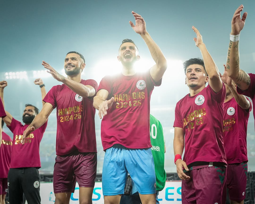 BMTOfficial2019's tweet photo. Keep them celebrations pics coming? 🤔
Admin: YES 🤩💚♥️
#MBSG #JoyMohunBagan #আমরাসবুজমেরুন #ISLLeagueShield #Champion #MohunBaganSuperGiant #ISL11 #বাদুড়িয়ামোহনতরী #BaduriaMohunTori https://t.co/9em4PQm4fV