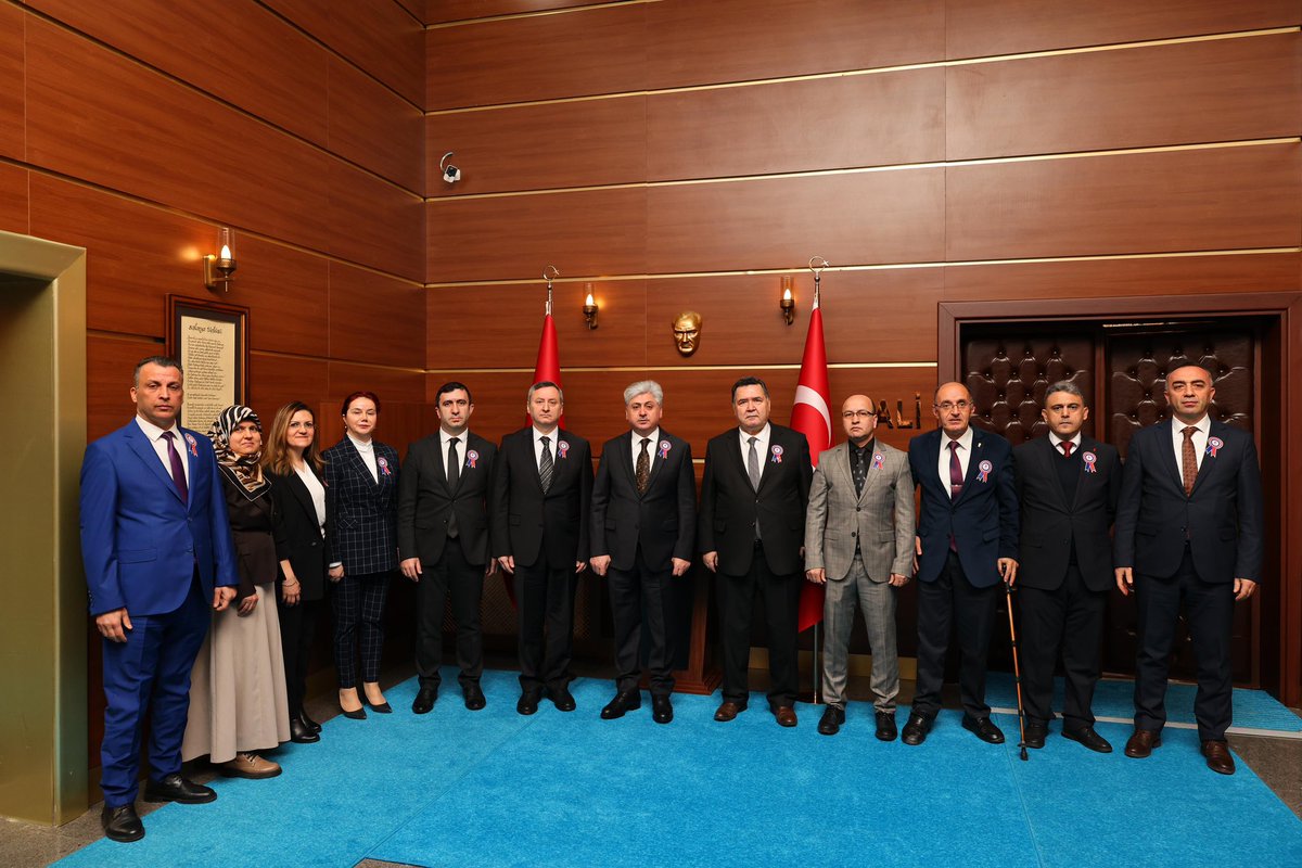 Valimiz Sayın Rahmi DOĞAN, 36. Vergi Haftası münasebetiyle İl Defterdarı Ayhan YAMAN ve beraberindeki heyeti makamında kabul ederek ilimizdeki etkinlikler hakkında bilgi aldı, tüm teşkilat çalışanlarına görevlerinde başarılar temennisinde bulundu.