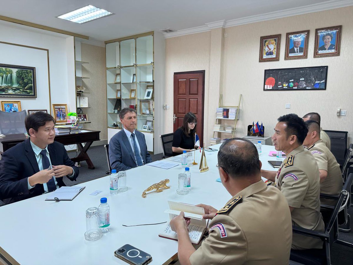 ChoupNoraksa's tweet photo. Ambassador Pellet met with Mr. Dy Vichea, deputy Chief of the National Police, to discuss about the murder of French citizen Mr. Lim Kimya. 
Photo Courtesy: France au Cambodge https://t.co/5IfadK6MJh