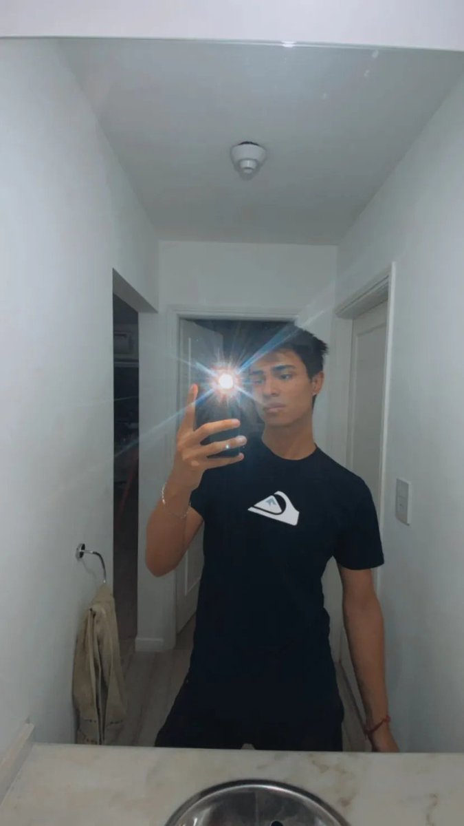 Black tee, mirror, and the right lighting. Simple but always hits🖤📸