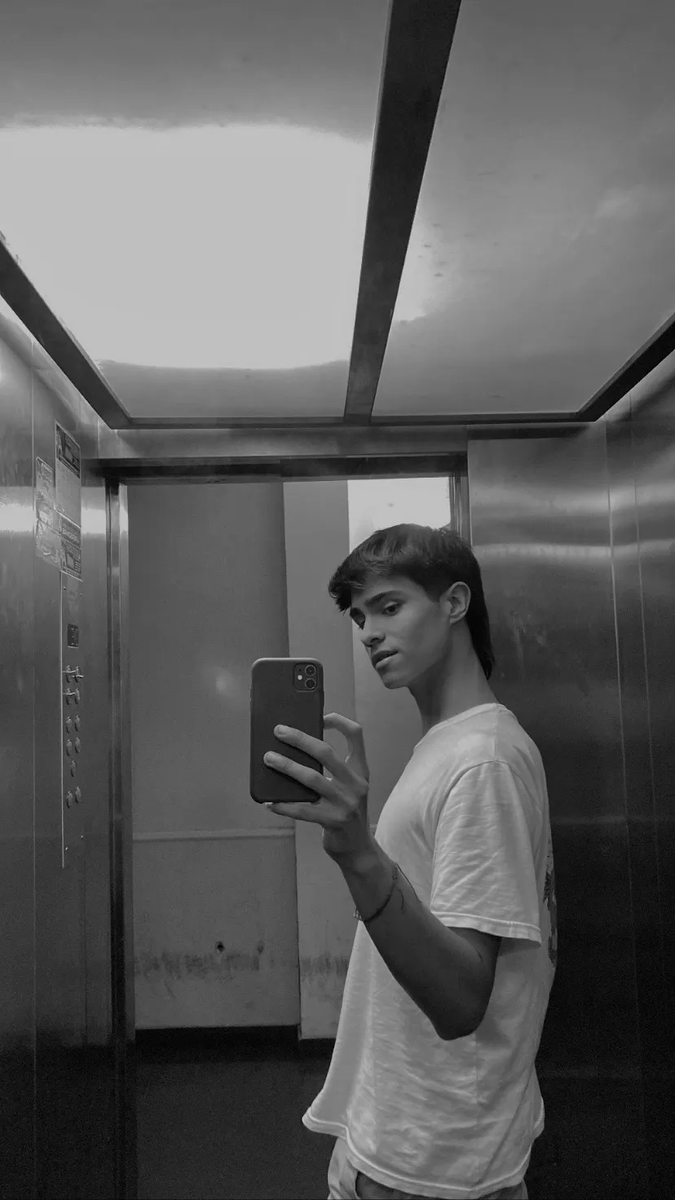 Elevator mirrors just hit different. Quick stop, quick snap📸🚪