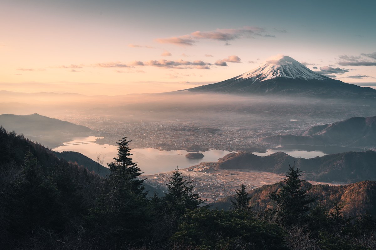 2月23日は富士山の日

人生最初で最後の富士山は日本画のような。
最高の景色を見せてくれました