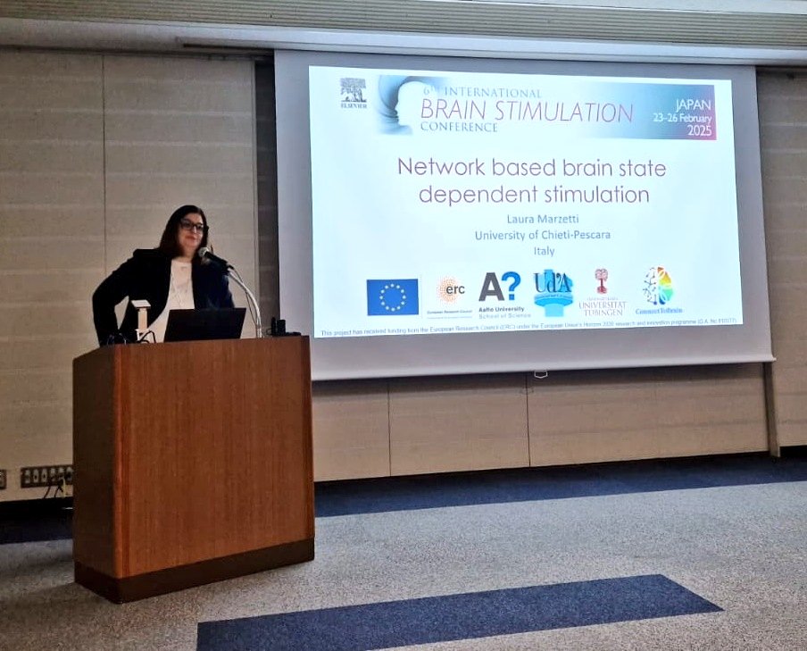 We are at #BrainStim2025 conference! Here, <a href="/MarzettiLaura/">Laura Marzetti (she/her)</a> is presenting her new insights on network-based stimulation! 🎯🧠🕸️