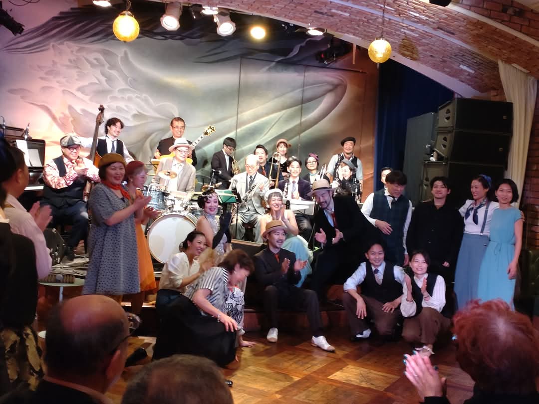 junjioji's tweet photo. 先日の表参道Robins Clubのスウィングダンスイベントは超満員。御大中村誠一さん率いるビッグバンド、ストンパーズに参加しました。しかもドラムが最前列という配置！ジーン・クルーパの気持ちで楽しく演奏させて頂きました😆。キャバレッタさんのバーレスクショーも素敵、めちゃ贅沢な時間でした😍 https://t.co/UeF40RDAAc