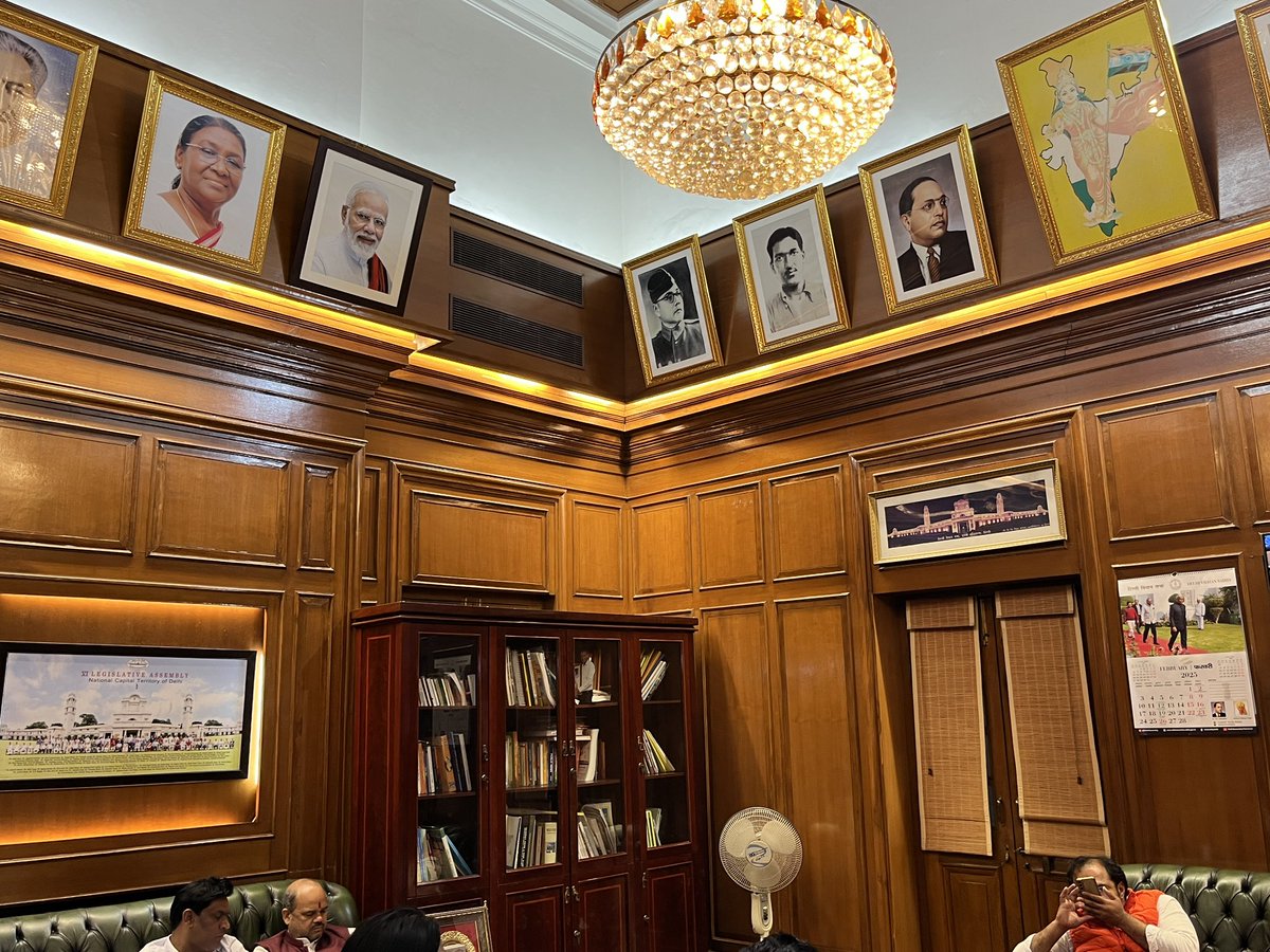 ajeetshaurya's tweet photo. एक बार फिर आप की विपक्ष की नेता आतिशी मार्लिना ने एक बार फिर झूठ बोला, ना ही अम्बेडकर जी फ़ोटो हटाई गयी और ना ही भगत सिंह की… आप खुद देख लें। @AtishiAAP @Gupta_vijender @GoldyBhardwaj7 @Virend_Sachdeva @BJP4Delhi https://t.co/sOpPnccPxR
