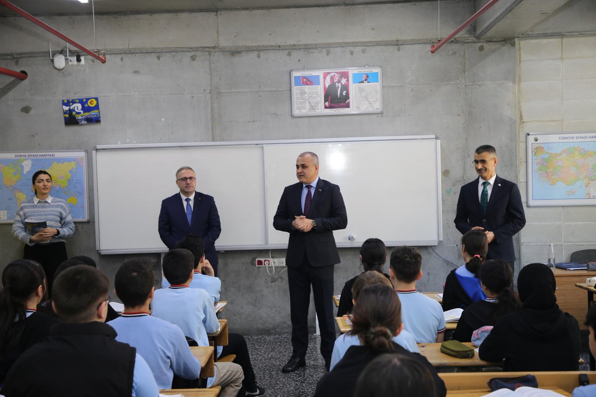 KcekmeceKymklik's tweet photo. Kaymakamımız Mustafa ANTEPLİOĞLU, Munis Faik Ozansoy Ortaokulu’nu ziyaret ederek öğretmen ve öğrencilerimizle bir araya geldi. 

📍 Munis Faik Ozansoy Ortaokulu

@anteplioglu76 https://t.co/EgPfq10UoU